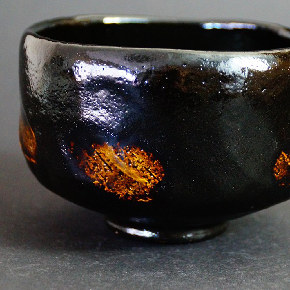 Chawan Teeschale aus Raku-Keramik von Shoraku Sasaki Motiv Nahaufnahme Vorschau