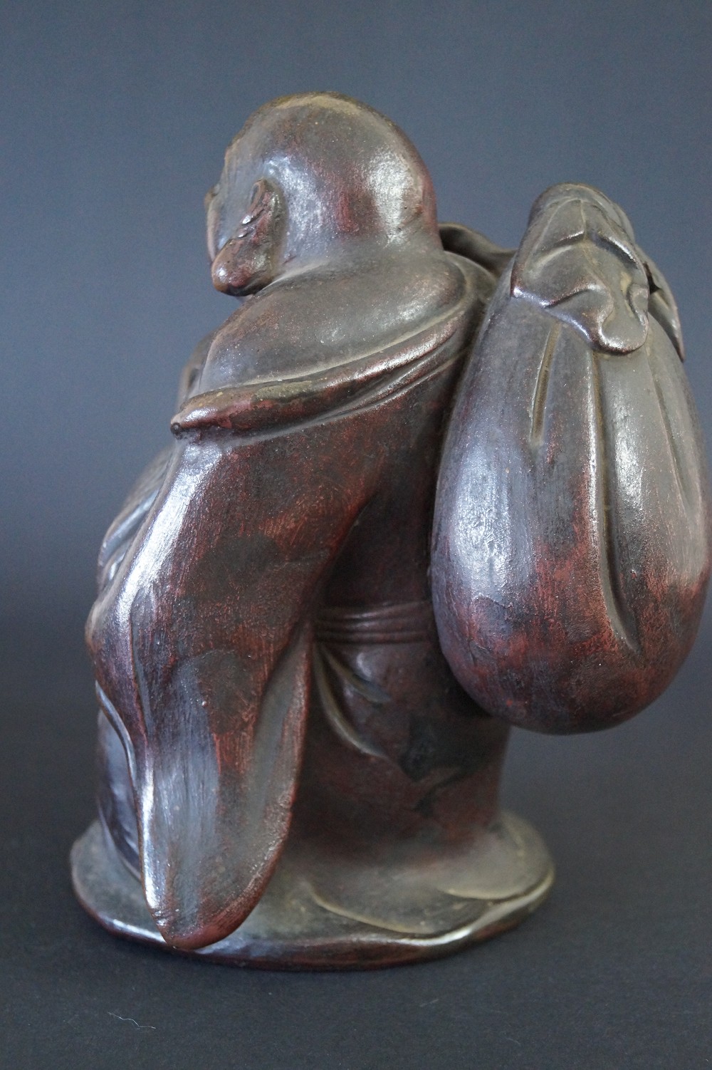 Hotei Figur aus Bizen Keramik Rueckansicht