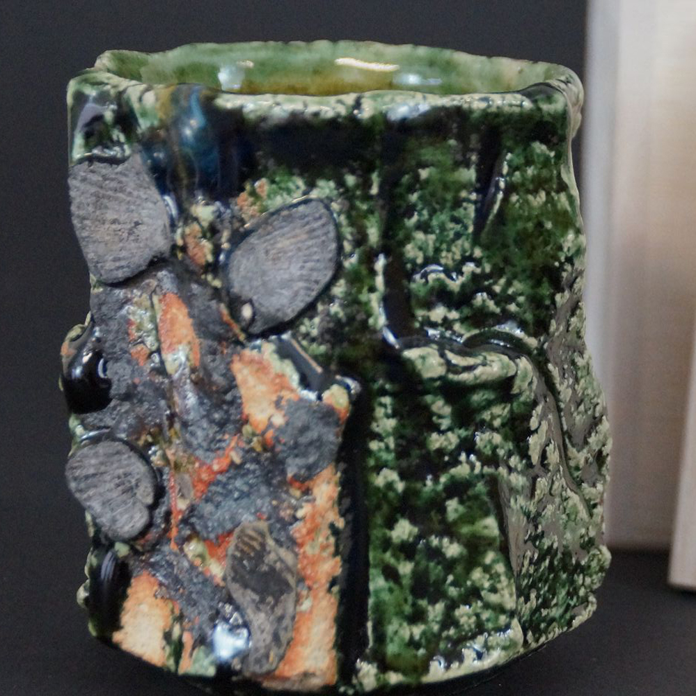 Yunomi Tee-Schale aus Oribe-Keramik von Kawachi Hidetoshi in der Gesamtansicht mit steinartigen Glasureinschluessen