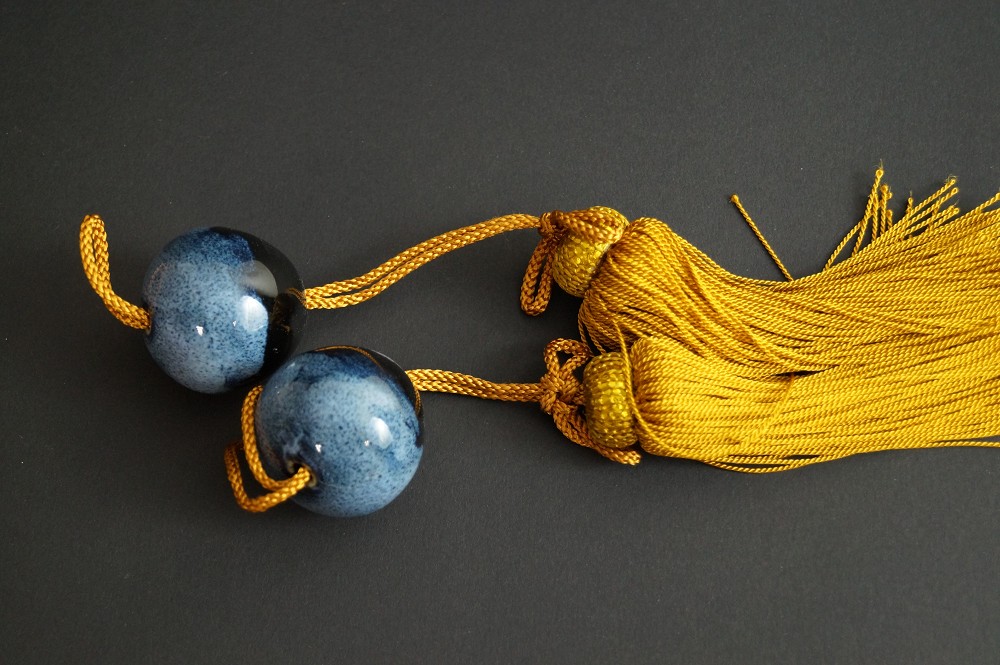 Fuchin Schmuckgewichte für Kakemono - Blauglasur, goldene Quasten