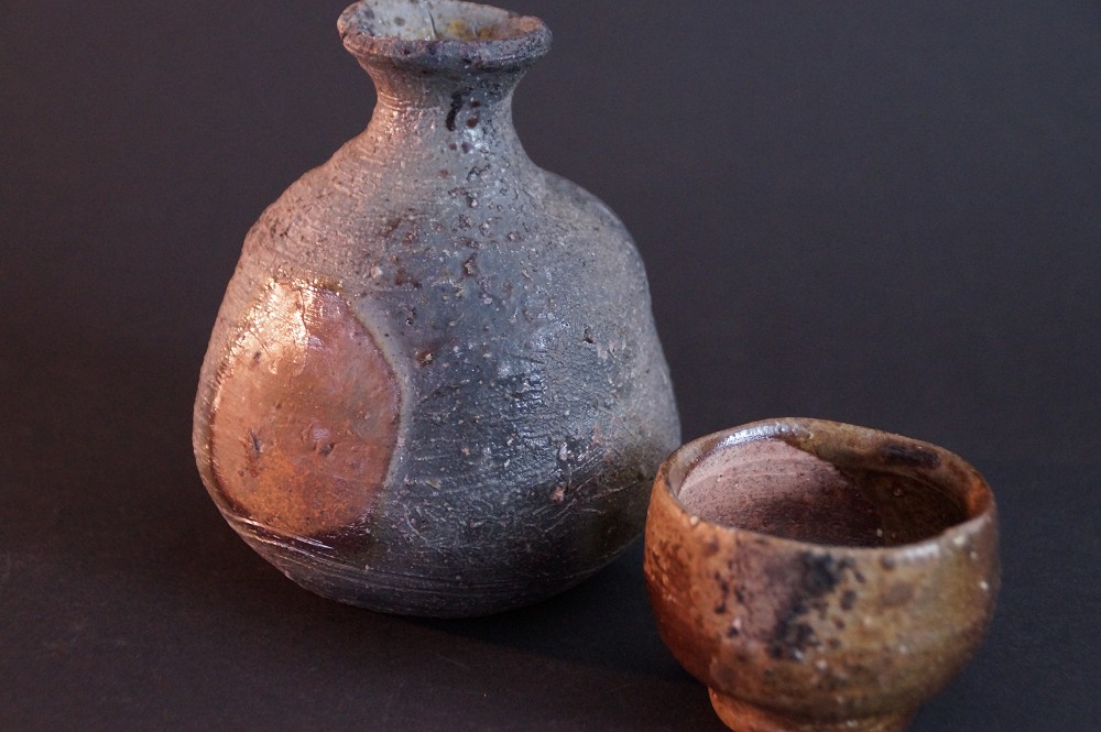 Frontalansicht des unglasierten Bizen Sake-Sets aus Tokkuri und Guinomi