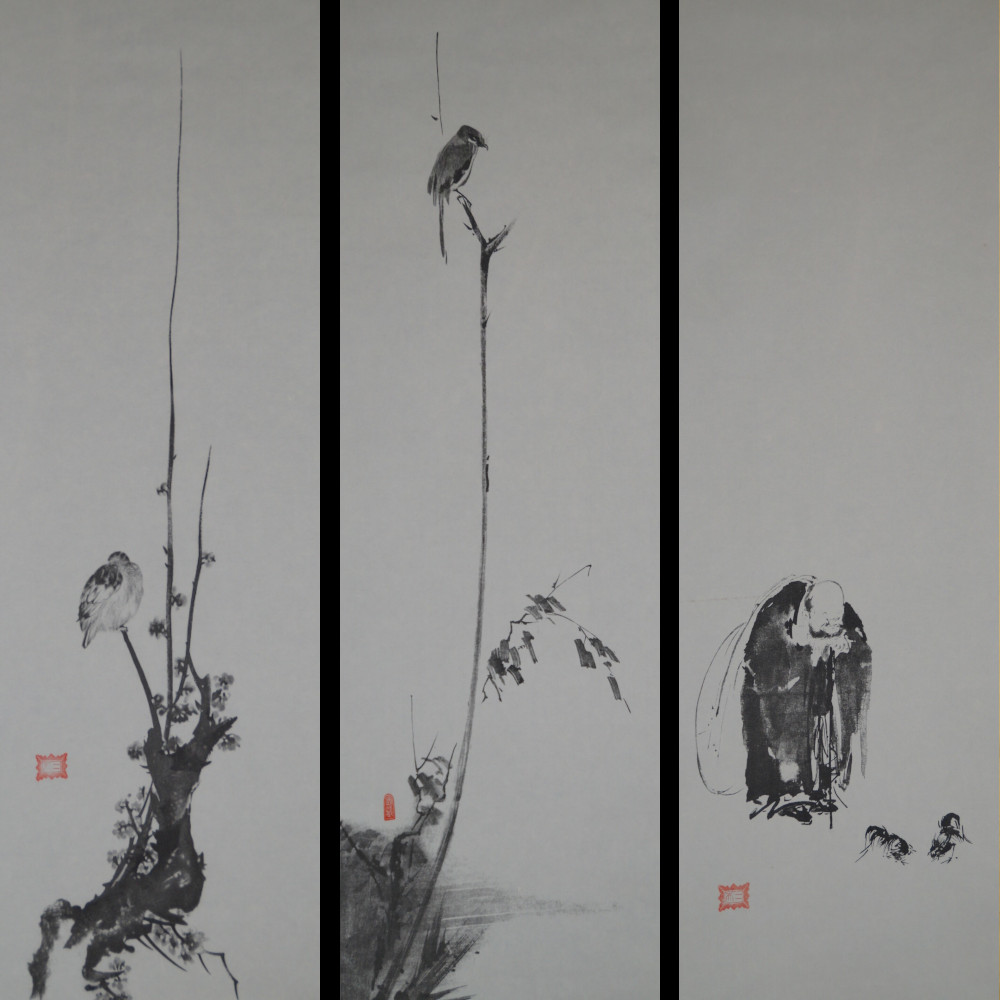 Die drei Triptychon-Drucke nach Miyamoto Musashi nebeneinander mit Spatz am Pflaumenzweig, Wuerger am Schilfhalm und Hotei mit kaempfenden Hahnen