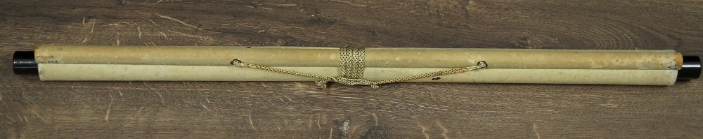 Das zusammengerollte und mit Kordel verschnuerte Kakemono