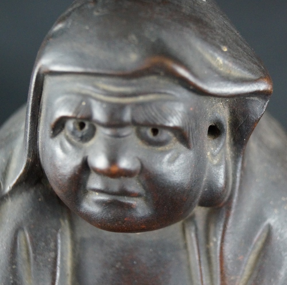 Bodhidharma Daruma grimmiger Blick Bizen Keramik Gesicht Nahaufnahme 1