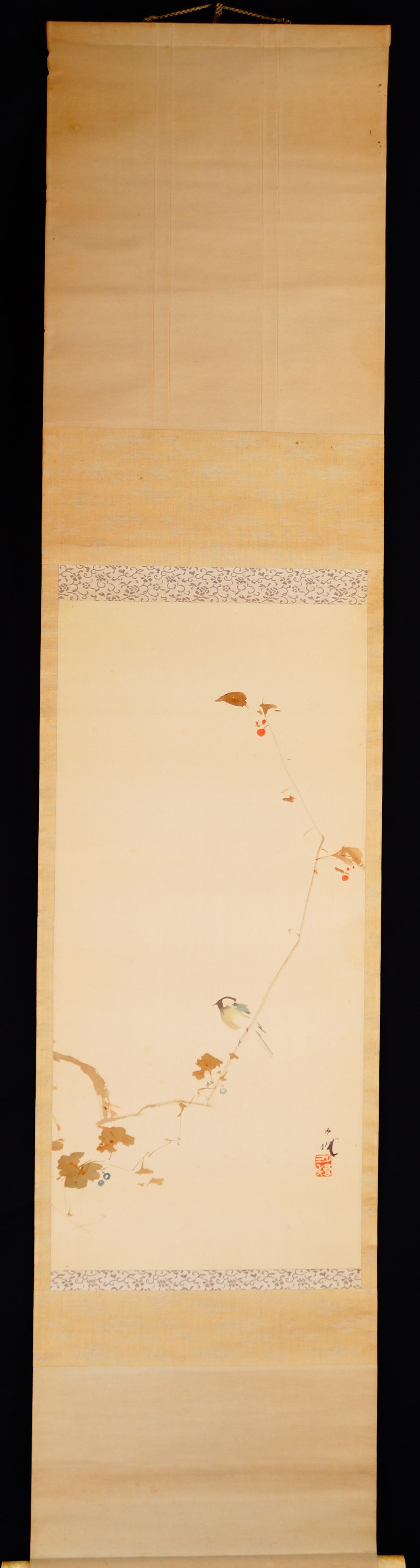 Singvogel auf Rebe als Kakemono von Mori Getsujo in der Gesamtansicht mit beigefarbener Randmontierung