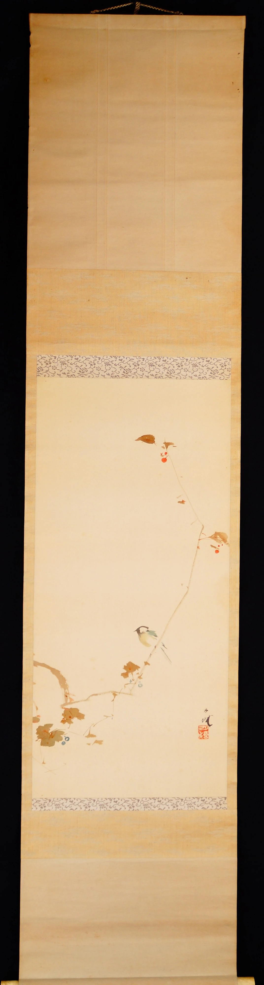Singvogel auf Rebe als Kakemono von Mori Getsujo in der Gesamtansicht mit beigefarbener Randmontierung