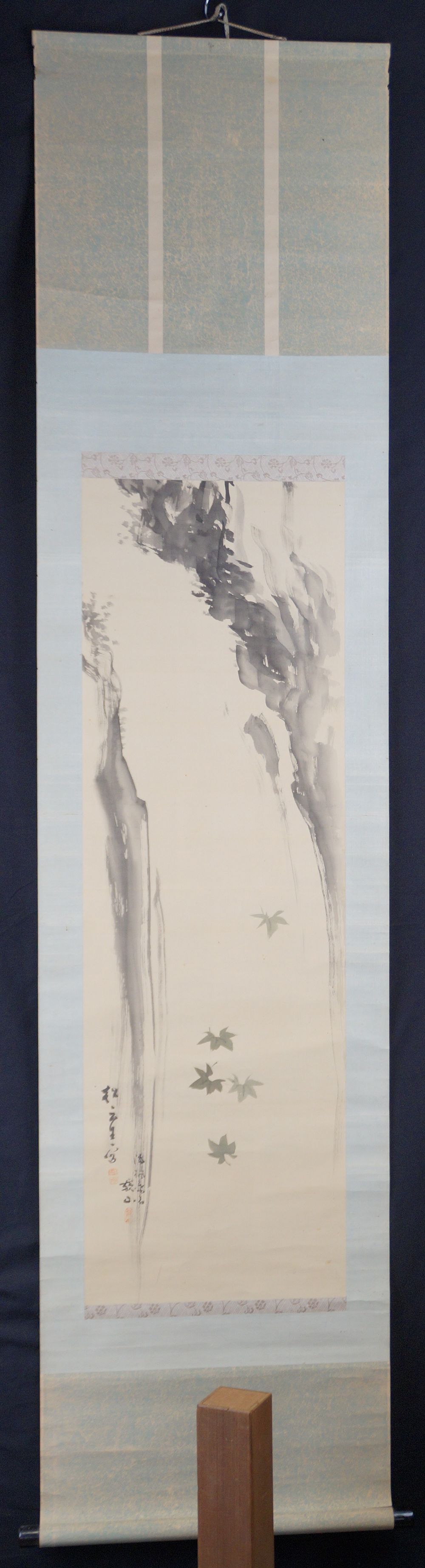 Ahornblaetter am Wasserfall als Kakemono in der Gesamtansicht mit hellblauer Rollbildmontierung