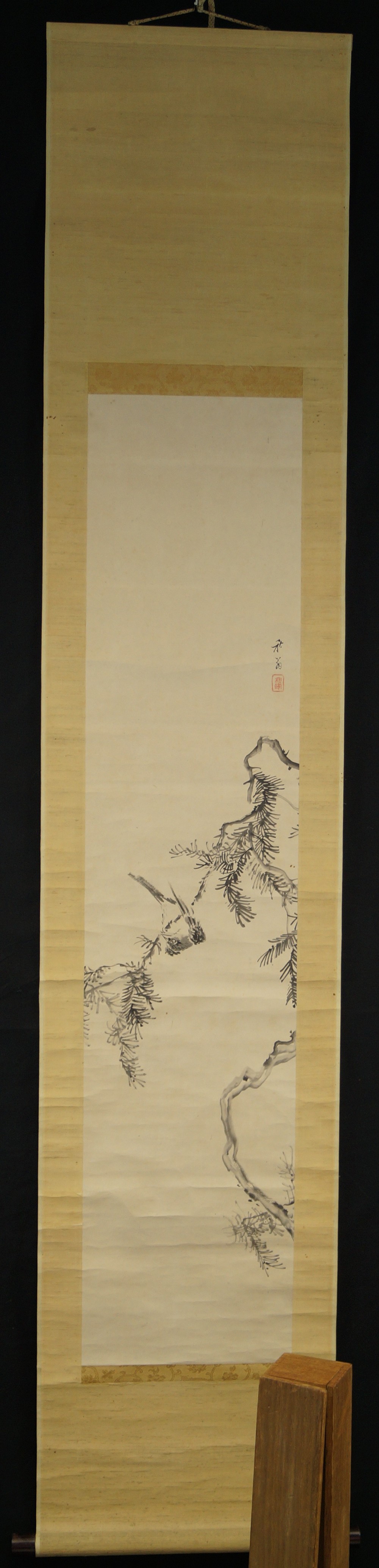 Vogel auf Kiefernzweig von Akiaki Okamoto Gesamtansicht Rollbild