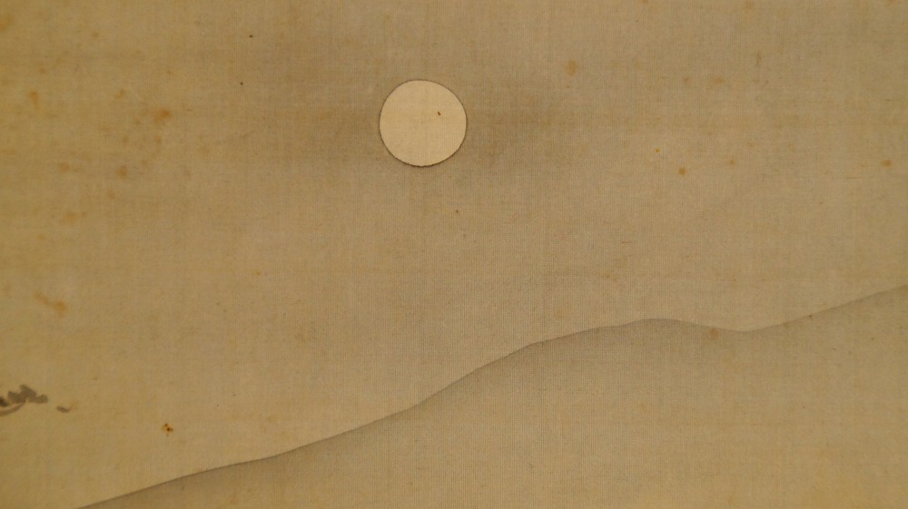Gros plan sur la pleine lune au-dessus des montagnes dans le paysage à l'encre de Naoun