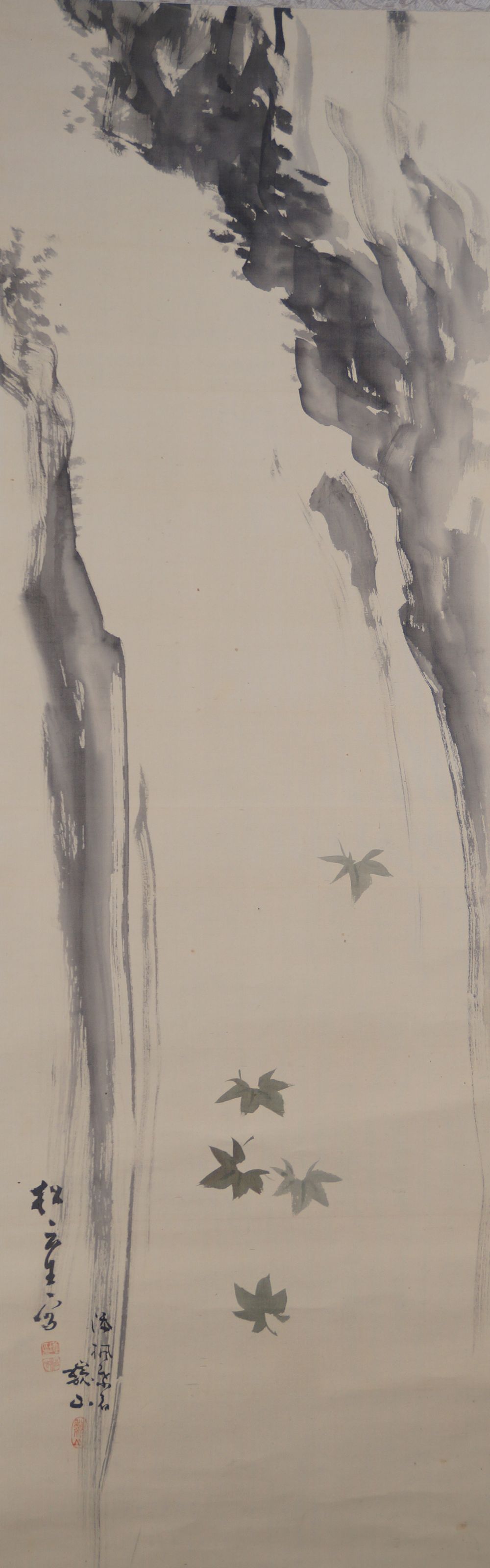 Ahornblaetter am Wasserfall von Matsukumo Gayama mit treibenden Blaettern vor Felsen und Wasserfall in Tuschemalerei