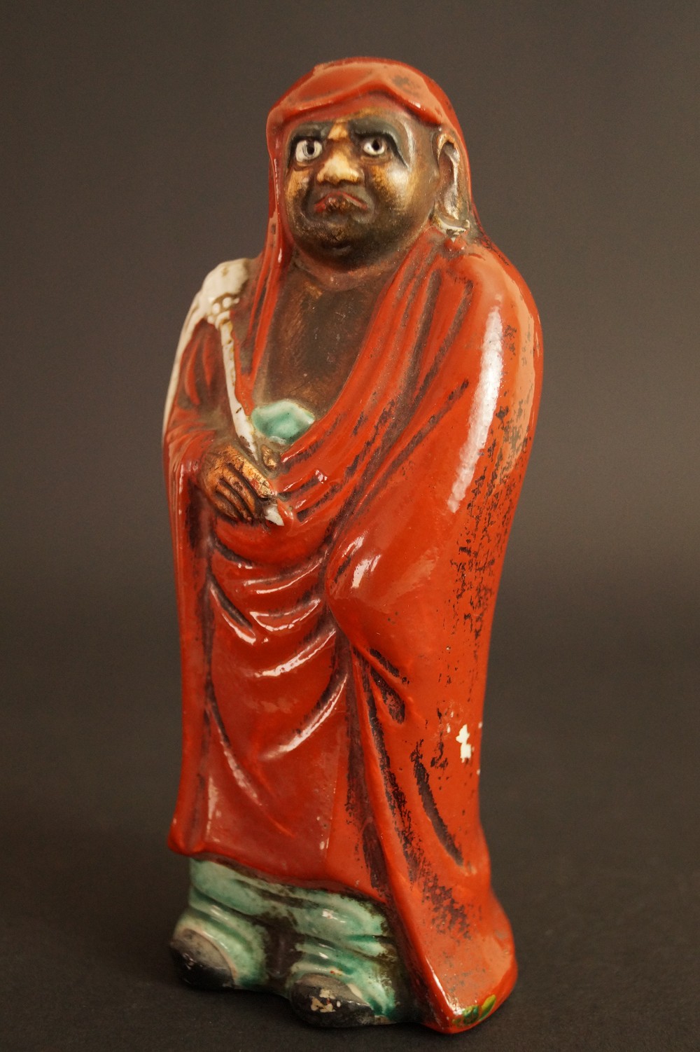 Bodhidharma Daruma Figur aus rotem Kutani-Porzellan Frontalansicht mit Blick auf Hand und Robe Frontalansicht 2