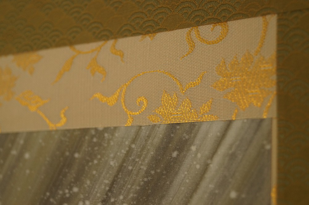 Koi am Wasserfall Kakemono Montierungsdetail
