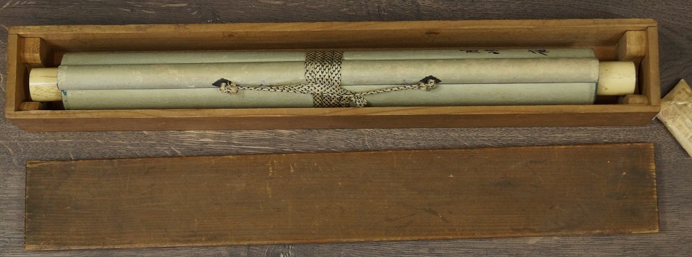 Moineaux sur une branche de prunier Kakemono dans sa boîte de conservation