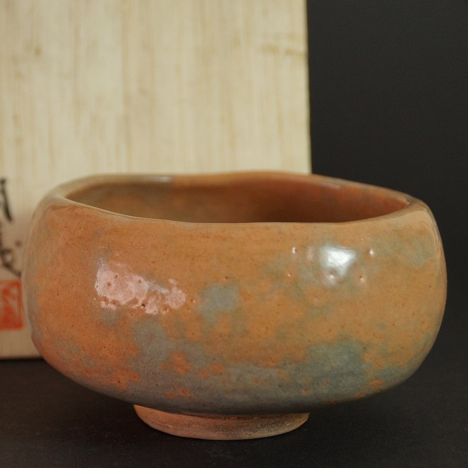 Chawan aus Kyoto-Keramik vor der unscharf sichtbaren Aufbewahrungsbox