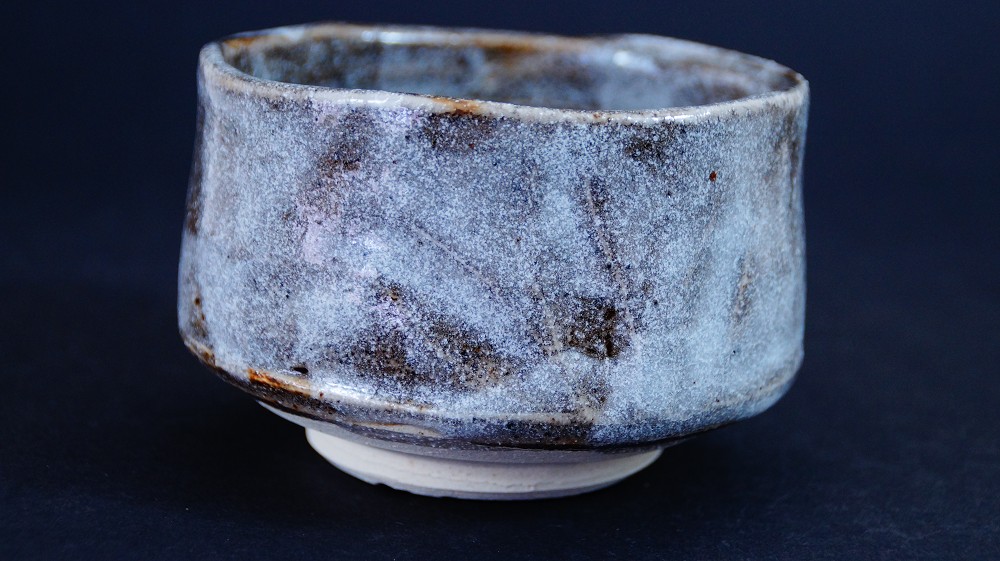 Weitere Seitenansicht der Chawan aus Shino-Keramik von Kazufumi Wada mit unregelmaessigem Lippenrand