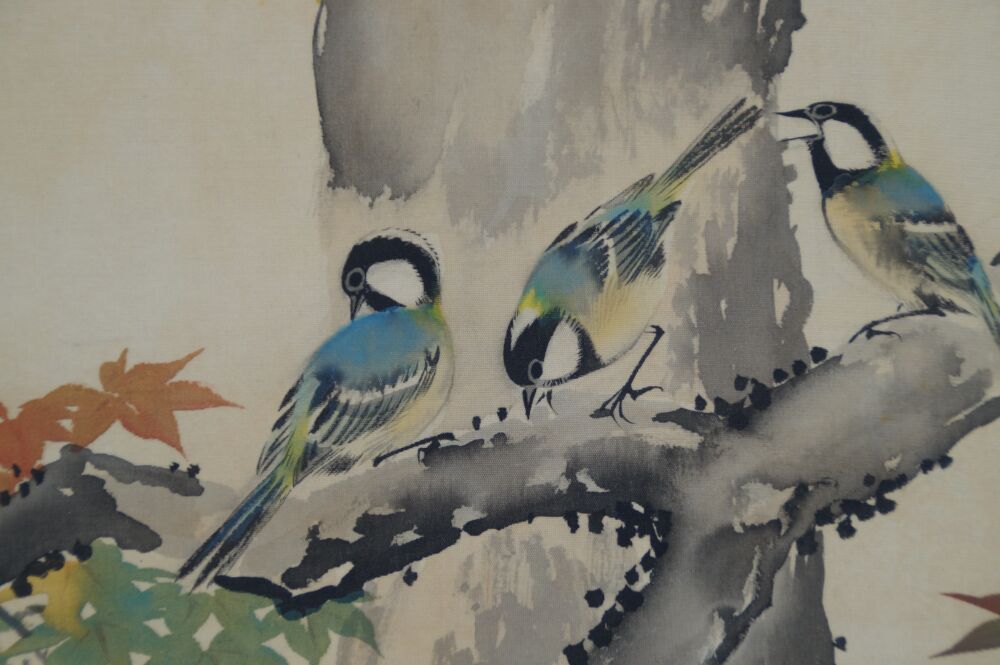 Gros plan de trois oiseaux se nourrissant sur une branche dans le Kakemono Oiseaux dans l'érable automnal