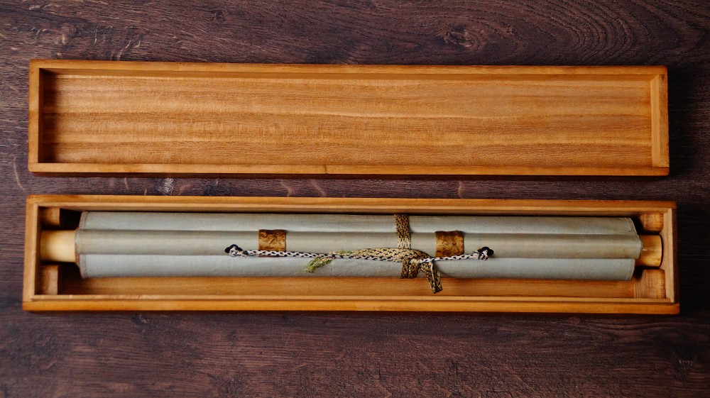 Zusammengerolltes Kakemono mit Kraniche vor dem Fuji in der Tradition der Kano-Schule, mit Kordelverschnuerung