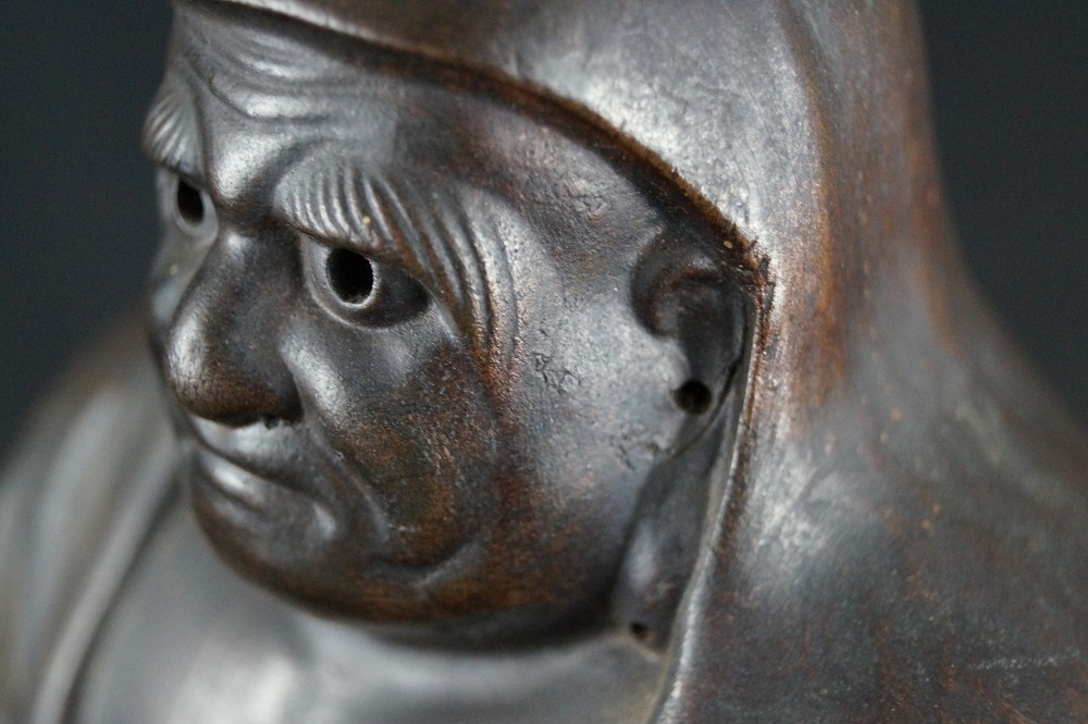 Bodhidharma Daruma nachdenklicher Blick Bizen Keramik Gesicht Nahaufnahme 2