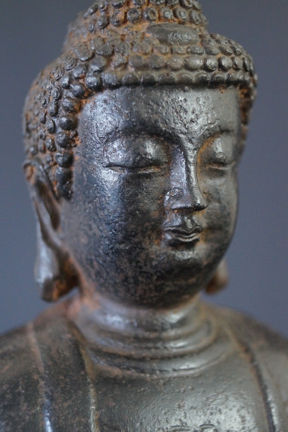 Japanische Buddhafigur aus Eisen Motiv Nahaufnahme 1
