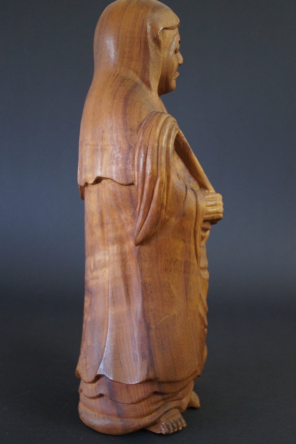 Statuette en bois de Bodhidharma vue de côté 2