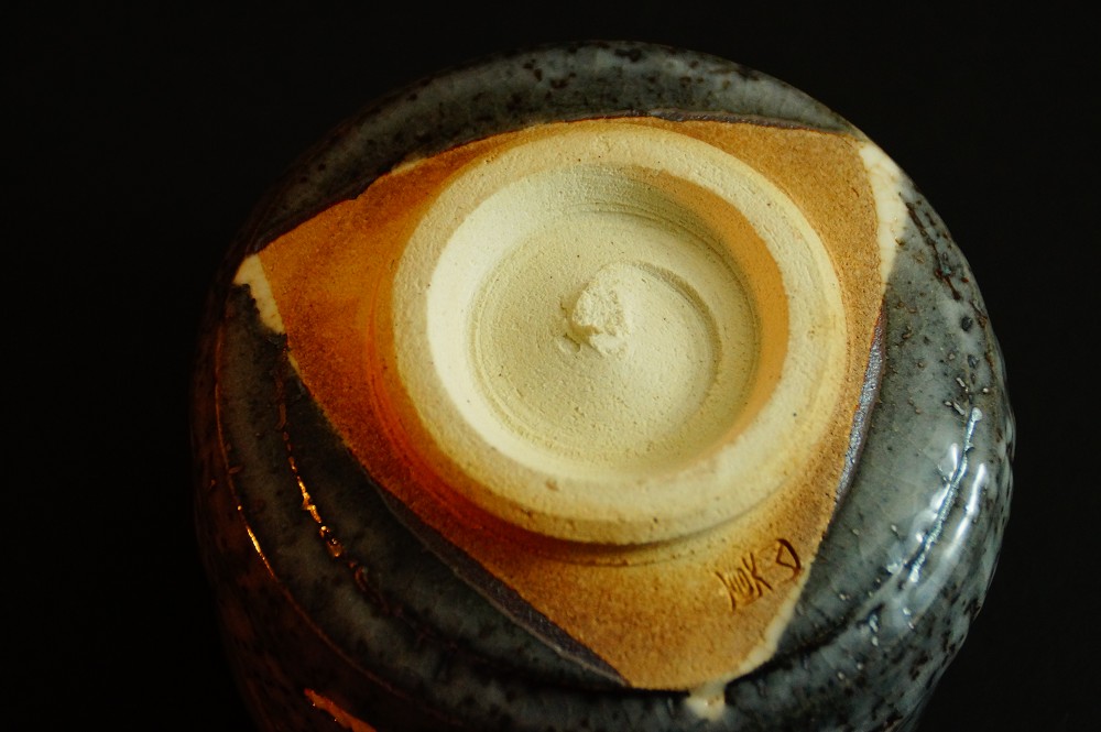 Cuenco de té chawan de cerámica Oribe de Ito Shinzan primer plano de la base 2