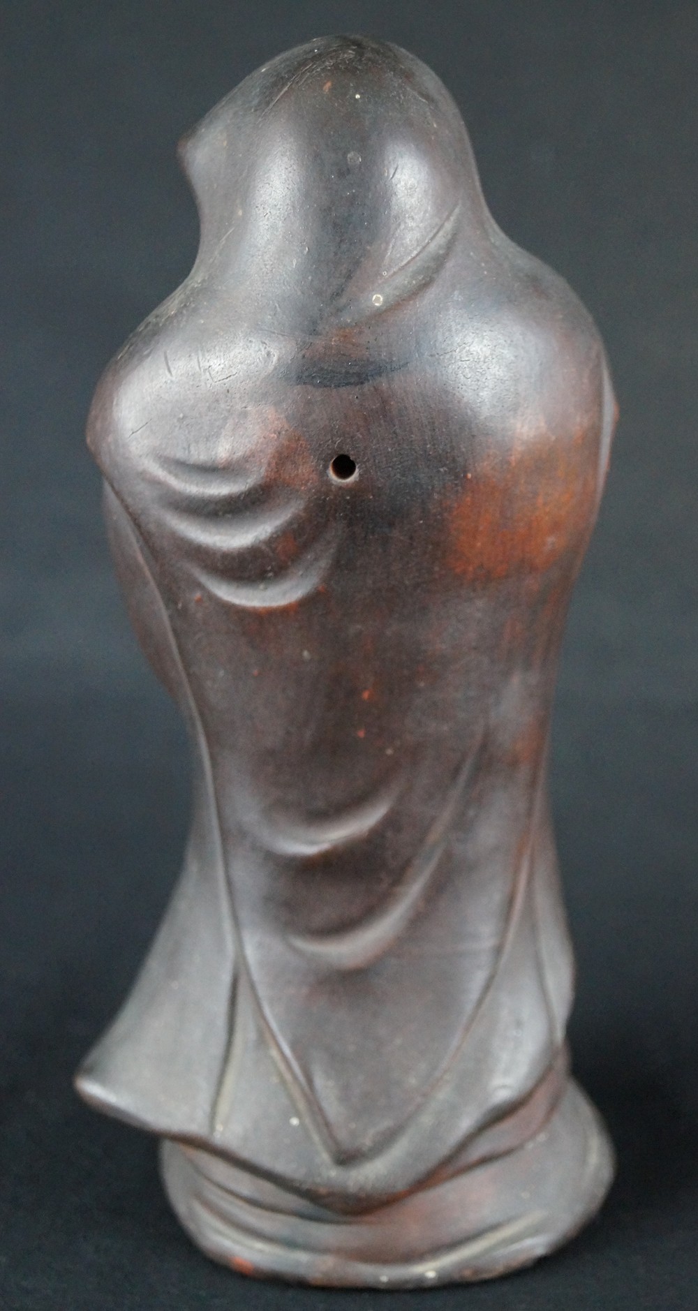 Bodhidharma Daruma grimmiger Blick Bizen Keramik Rueckansicht