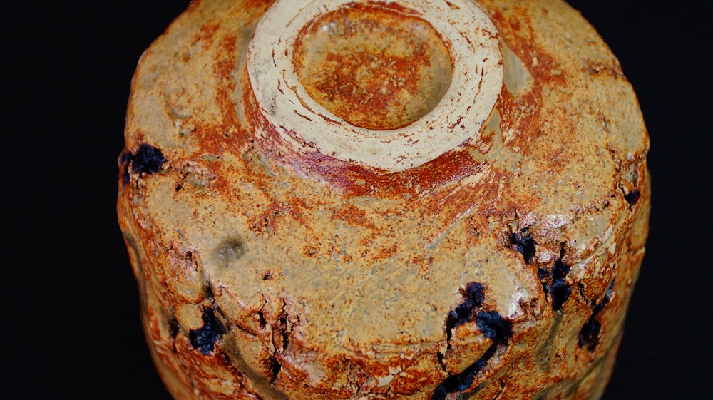 Nahaufnahme des Chawan-Bodens mit tiefen Brandrissen und hellem Standring der Seto-Keramik von Takamichi Kato