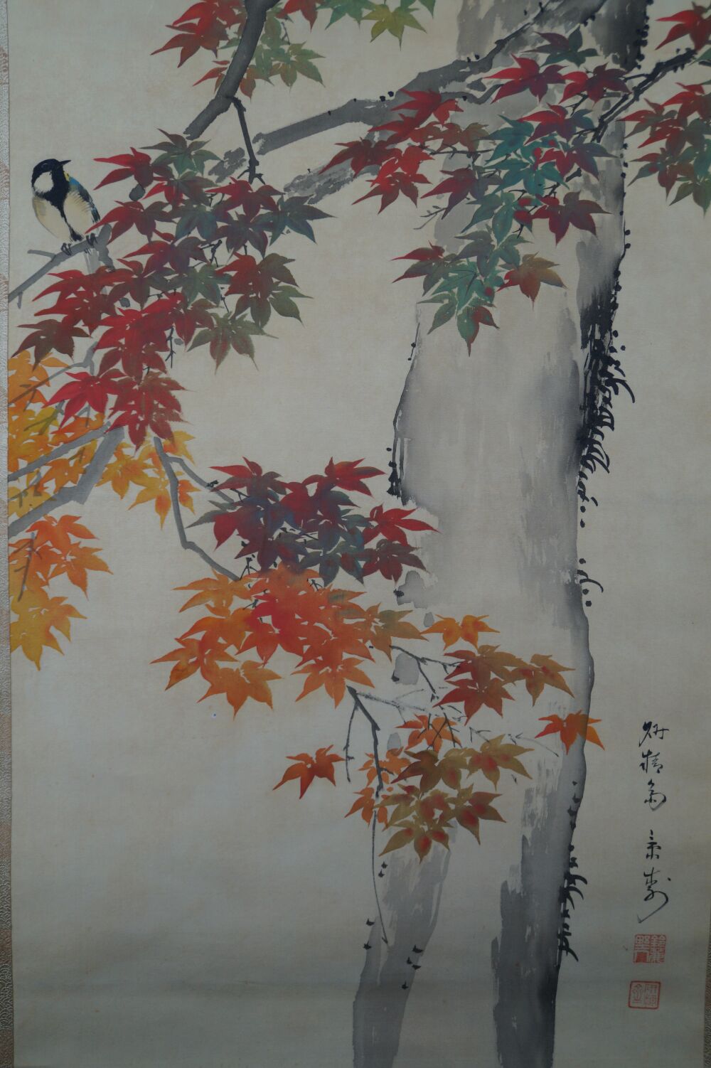 Motif complet du kakemono Oiseaux dans l'érable d'automne avec feuilles d'érable colorées, oiseau et signature de l'artiste, sans montage