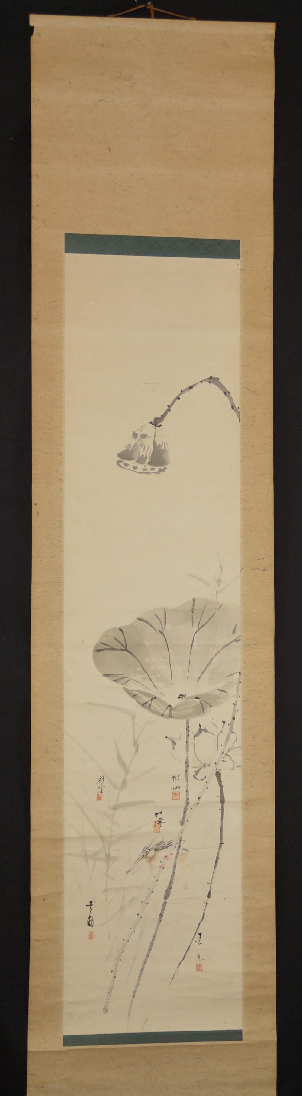 Gesamtansicht des haengenden Kakemono mit Eisvogel auf Lotusblatt und welkem Lotusstaengel