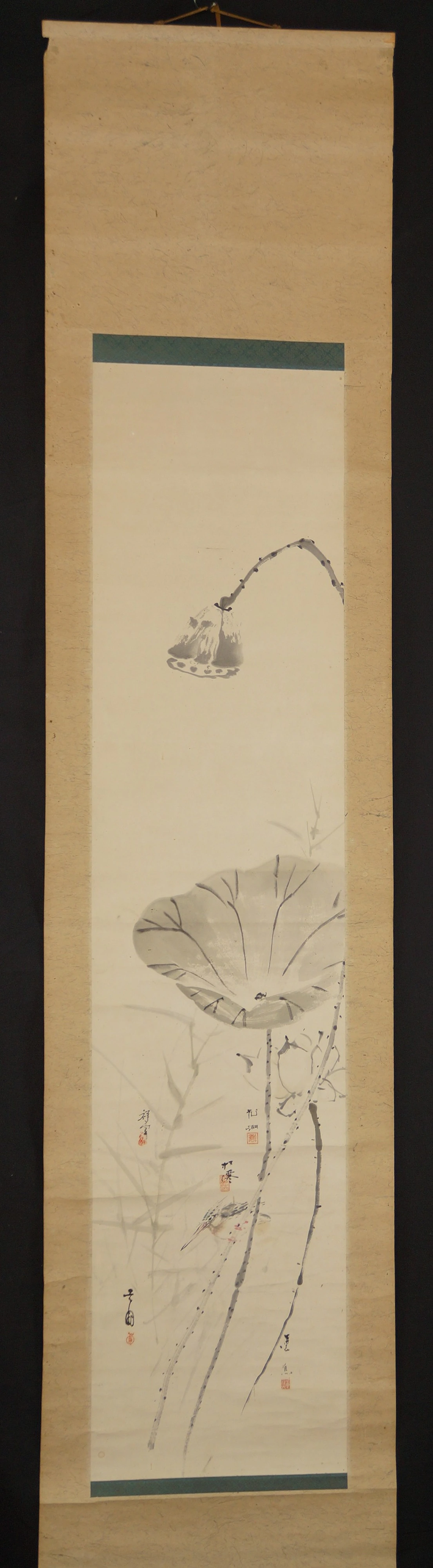 Gesamtansicht des hängenden Kakemono mit Eisvogel am Lotusstängel, Lotusblatt und welker Samenkapsel