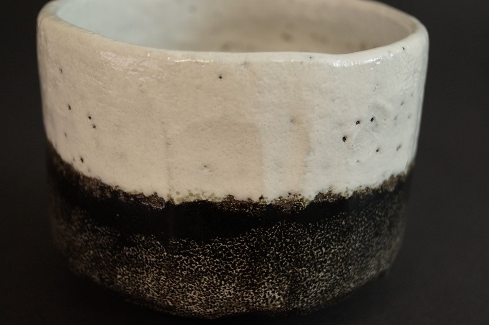 Chawan motif Fuji-San en céramique Raku par Shoraku Sasaki vue de côté 4