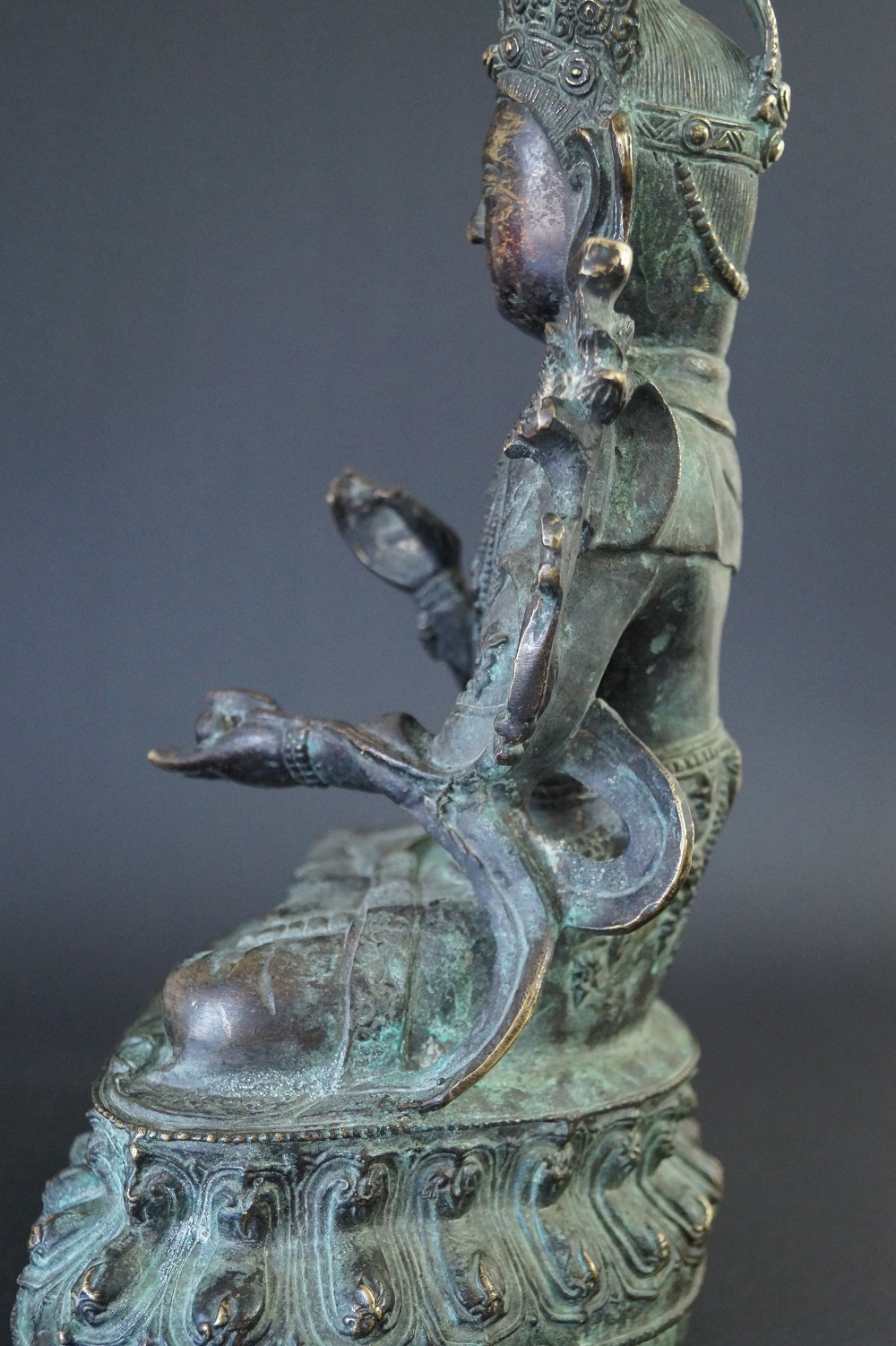 Figura di Buddha cinese in bronzo vista laterale 3
