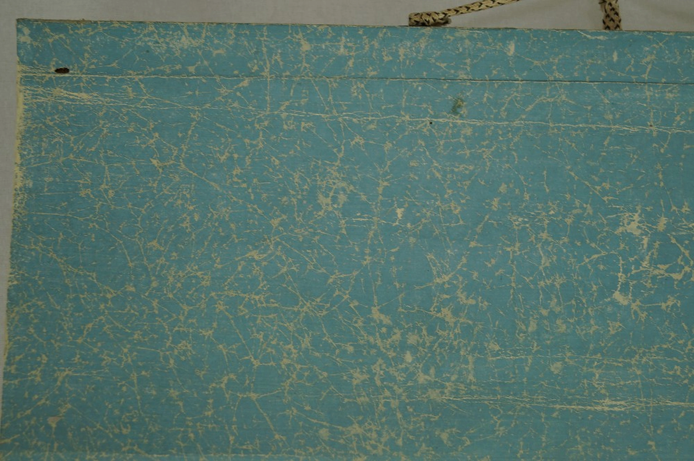 Impression de calligraphie Pratique l'humanité et la droiture Gros plan du montage en tissu sur le bord supérieur Détail de montage 2