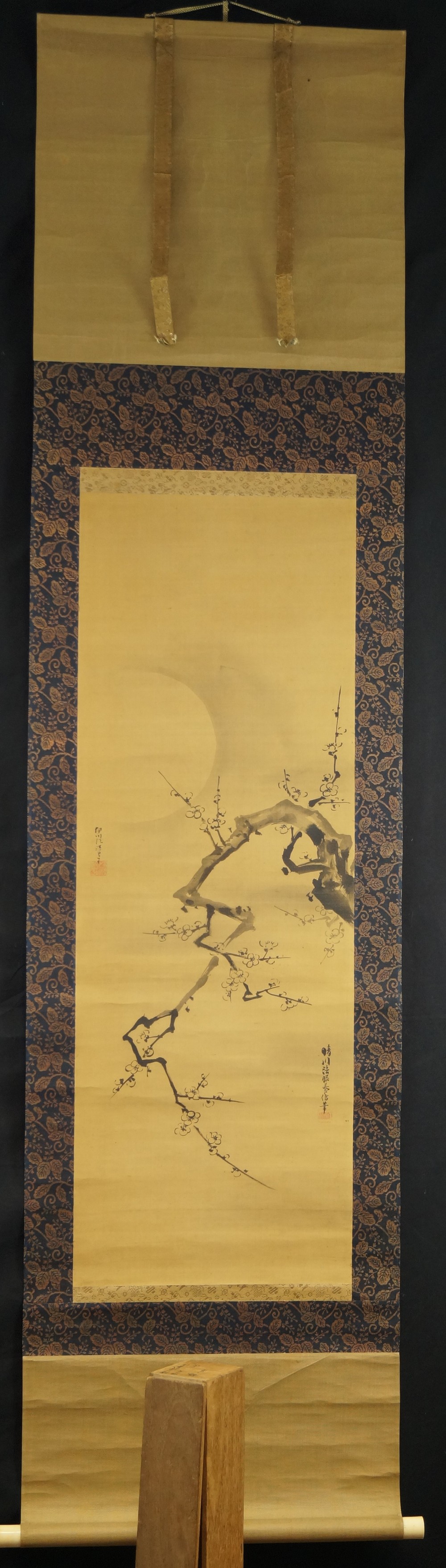 Fleurs de prunier au clair de lune vue d'ensemble du rouleau suspendu