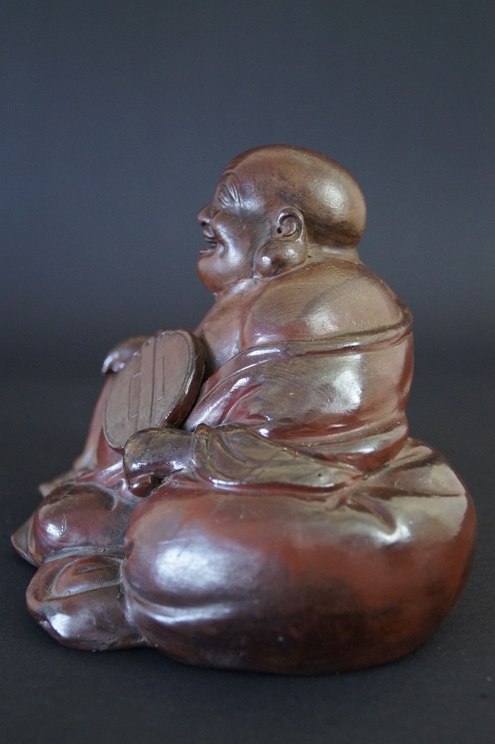 Hotei Figur aus Bizen Keramik Seitenansicht 2
