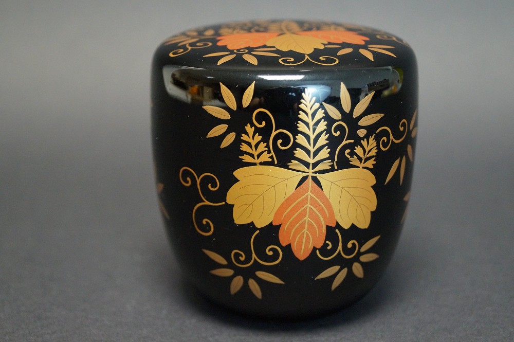Makie Chu Natsume mit Herbstlaub-Motiv von Heian Koshun Seitenansicht 2