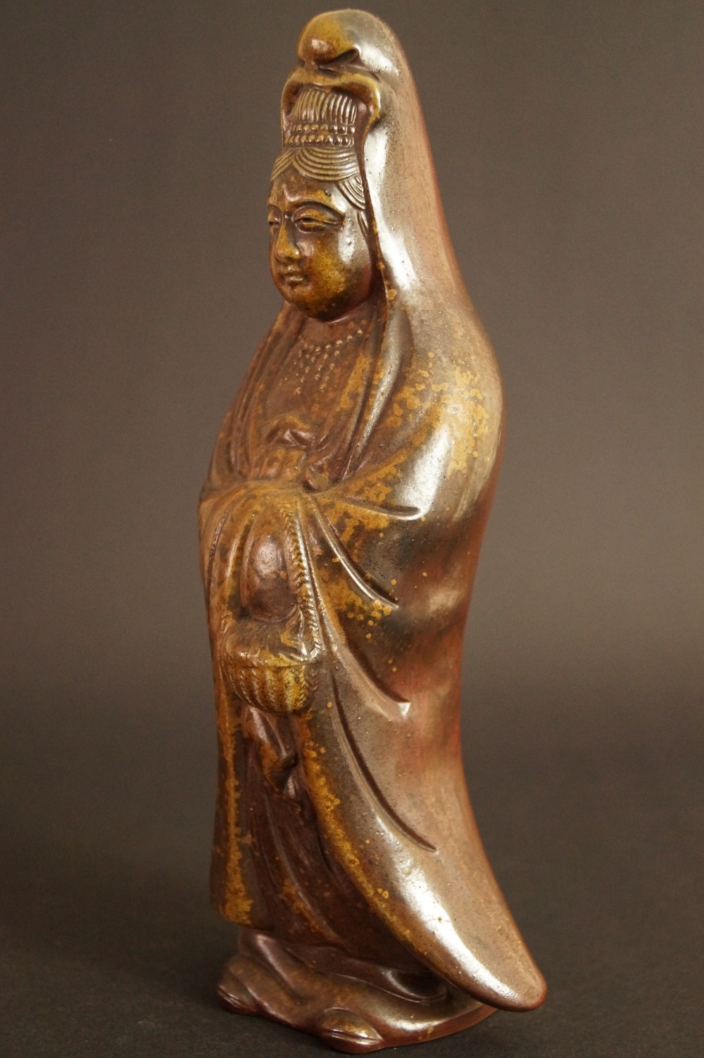 Kannon Figur aus Bizen Keramik von Shibaoka Tsukuru Seitenansicht 2