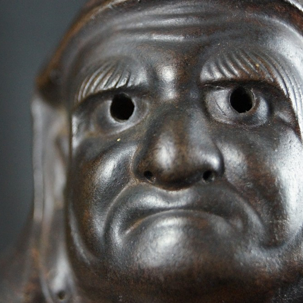 Bodhidharma Daruma nachdenklicher Blick Bizen Keramik Motiv Nahaufnahme Vorschau
