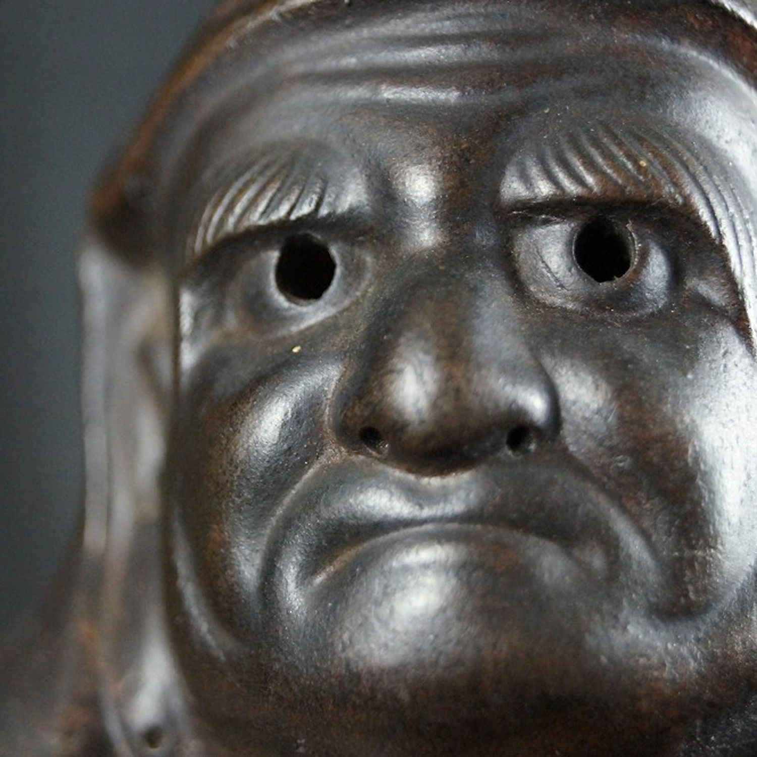 Bodhidharma Daruma mirada severa cerámica de Bizen vista previa de primer plano del motivo