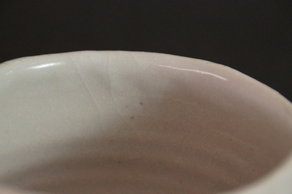 Nahaufnahme des craquelierten Glasurrands im Inneren des Chawan