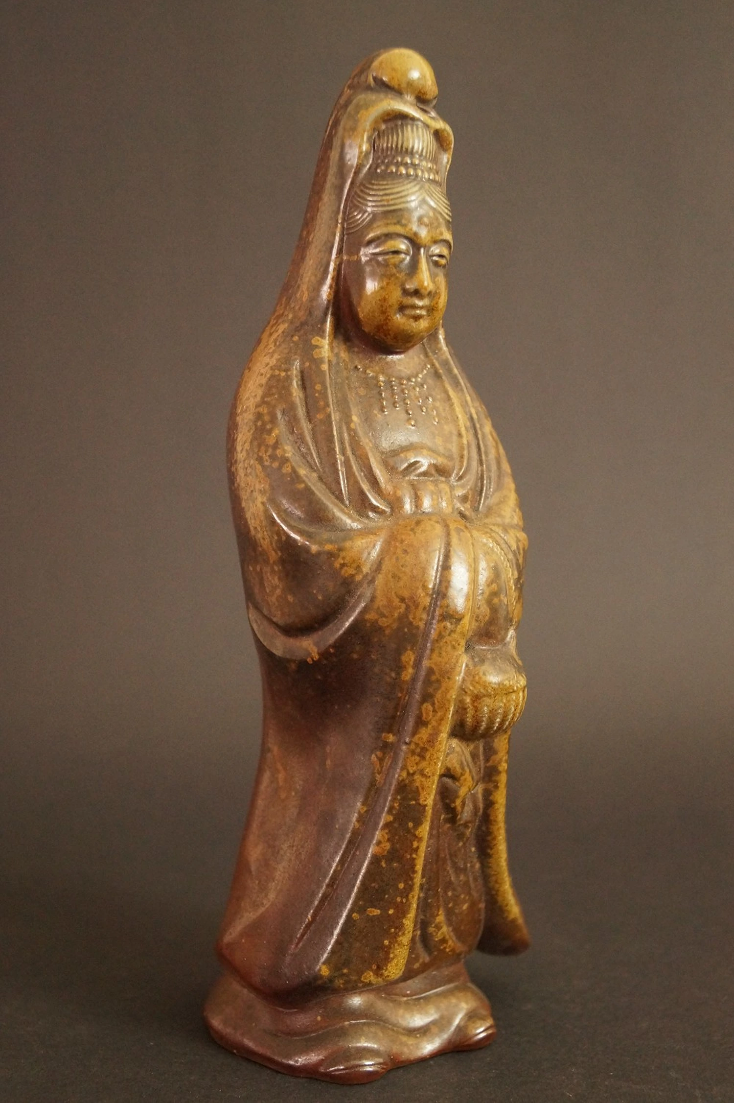 Figura de Kannon de cerámica de Bizen de Shibaoka Kōzan vista lateral 1