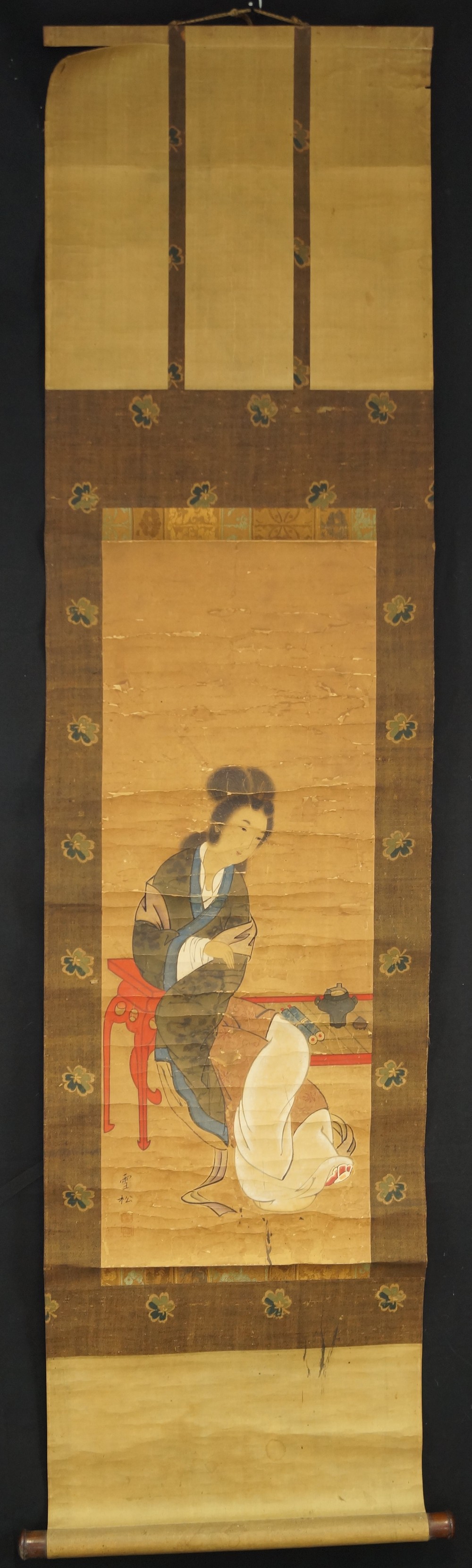Kakemono Chinesische Schoenheit an rotem Tisch Gesamtansicht Rollbild