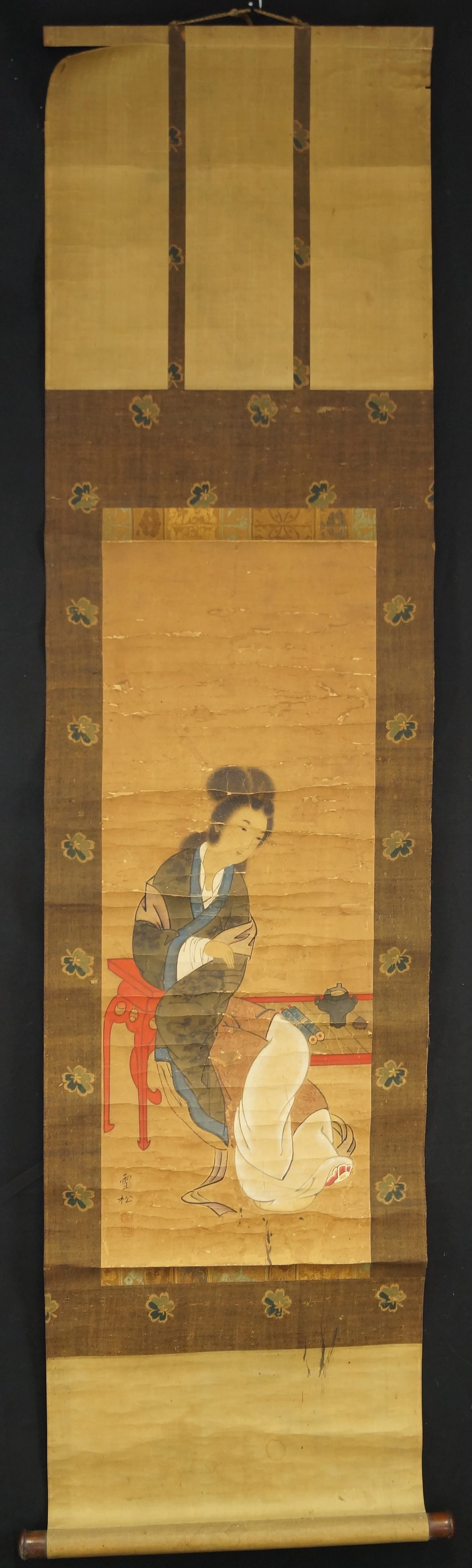 Kakemono Chinesische Schoenheit an rotem Tisch Gesamtansicht Rollbild