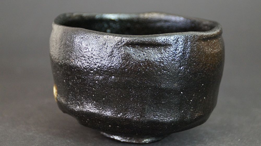 Otra vista del chawan de cerámica Raku de lado con esmalte negro