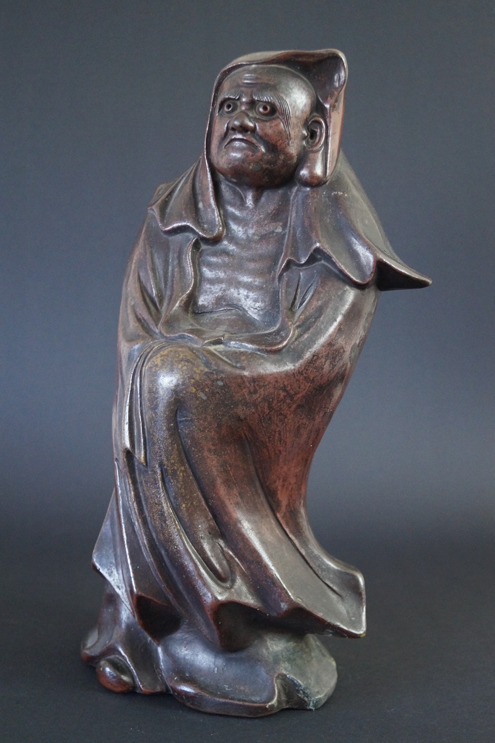 Bodhidharma Daruma Figur aus Bizen Keramik Frontalansicht