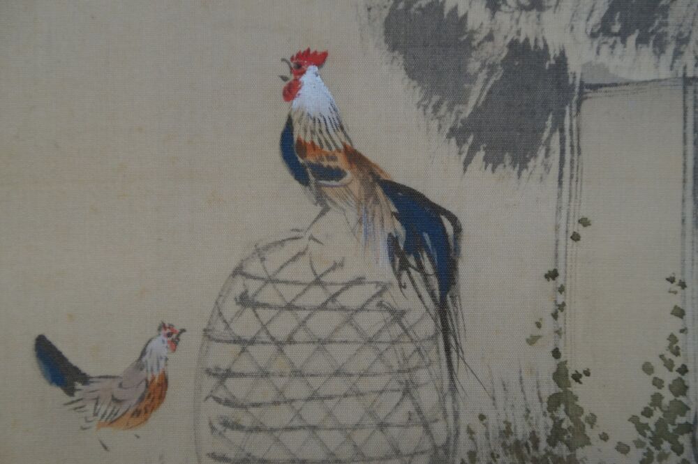 Weitere Ansicht des Gesamtmotivs mit Hahn, Henne und Bambuskorb vor der Strohhuette im Kakemono Hahn und Pflaumenblueten, ohne Rahmung