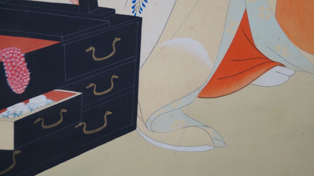 Vue détaillée de l'armoire à kimono noire avec tiroirs dans le Kakemono Jeune femme devant son armoire à kimono