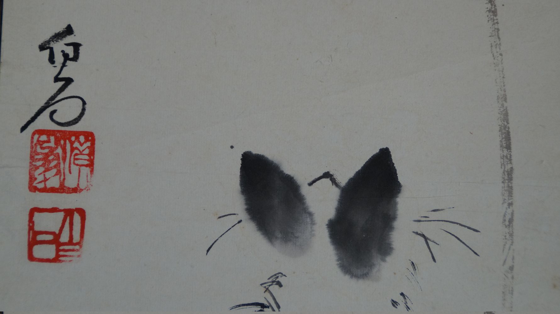 Autre vue détaillée de la signature de l'artiste et des sceaux rouges près des oreilles du chat noir