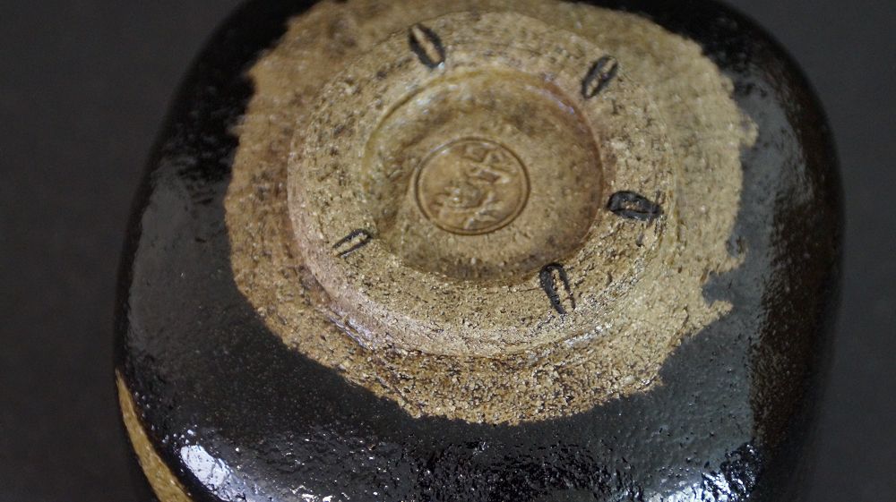 Detailansicht des Standfusses mit eingepraegtem Kuenstlersiegel der Chawan aus Raku-Keramik