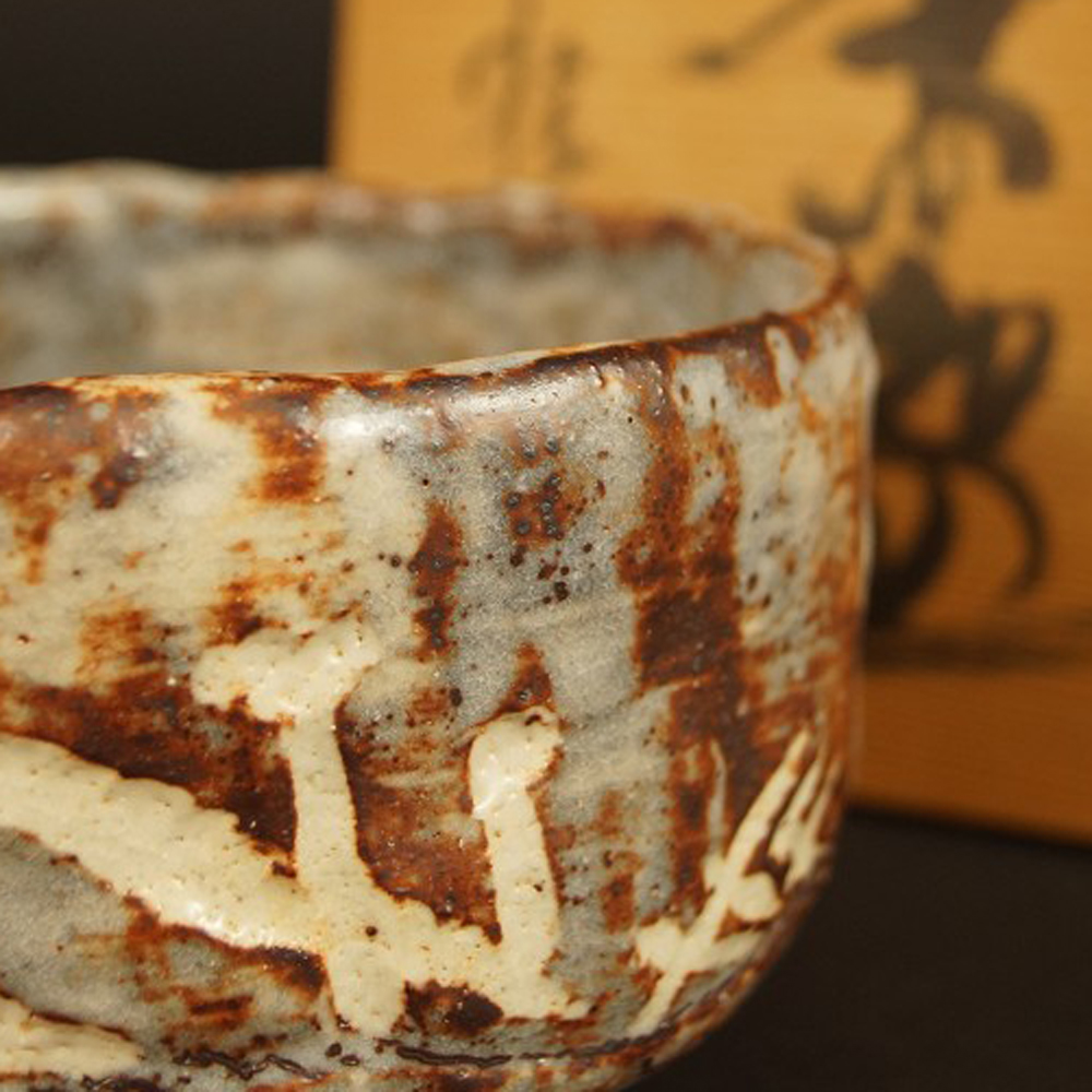 Czarka do herbaty chawan Shino z pudłem do przechowywania motyw zbliżenie podgląd